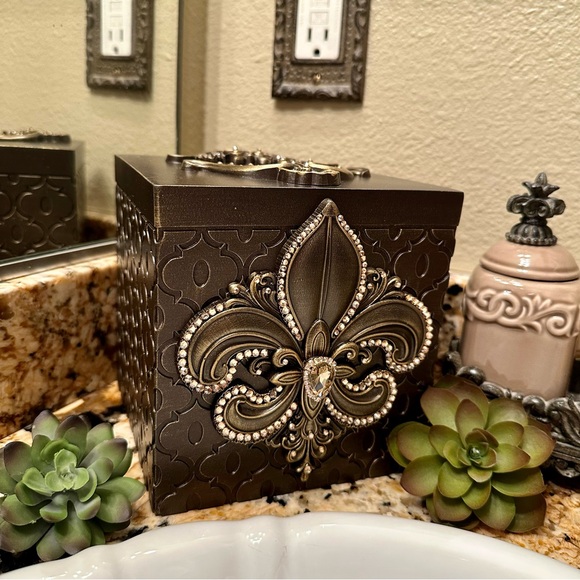 Fleur de Lis Tissue Box Cover - Picture 5 of 9